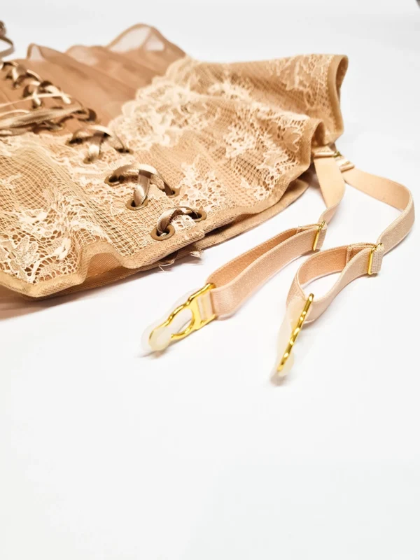 vera-8 Gorset modelujący vera beżowy z paskami do pończoch na stole