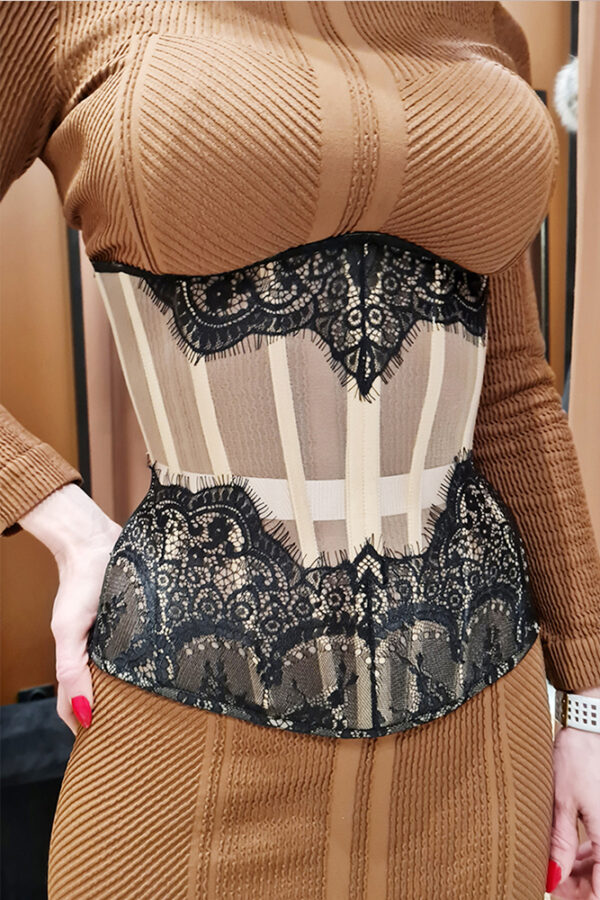 vera black przód Gorset modelujący sylwetkę vera na modelce stojącej w przymierzalni