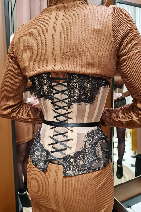 vera black tył Gorste modelujący sylwetkę na modelce w sukience w przymierzalni