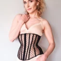 Kobieta w bieliźnie w gorsecie modelujący daisy black