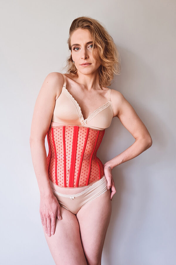 daisy-red-gorset Piękna modelka w czerwonym gorsecie bieliźnianym wyszczuplającym talię