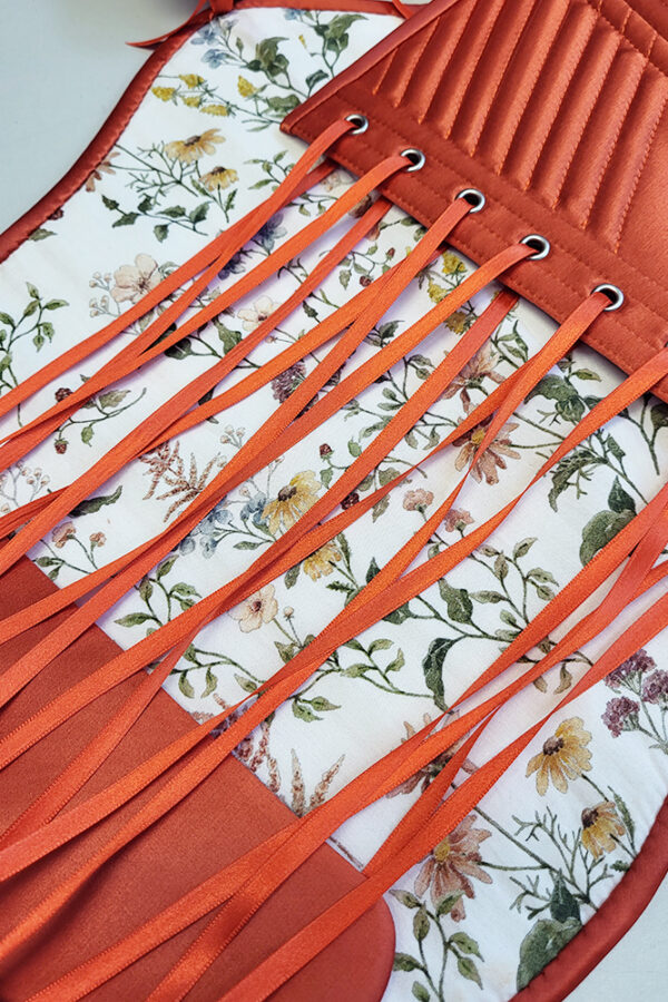 MARIE ORANGE 18 Zbliżenie na podszewkę i sznurowanie gorsetu MARIE w kolorze pomarańczowym